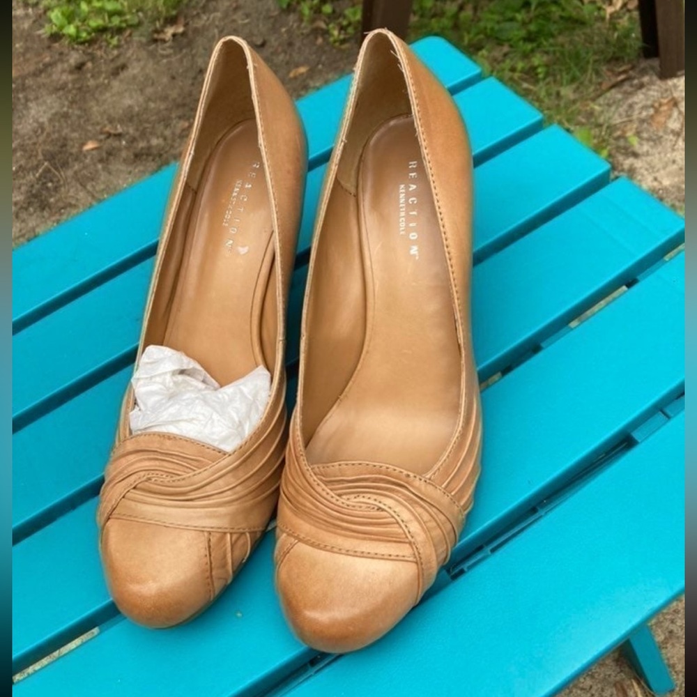New in box Kenneth Cole reaction stacked heels pumps
Size 7.5
Leather upper